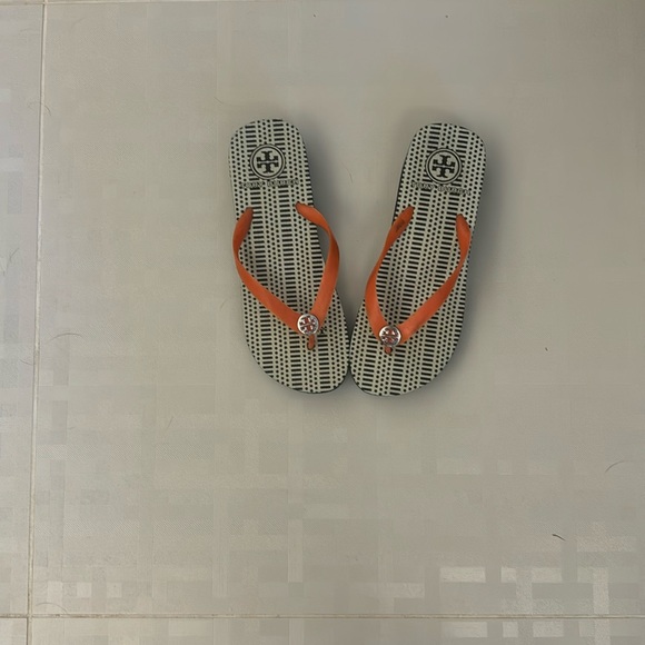 Black and white Tory Burch sandels - Picture 1 of 2